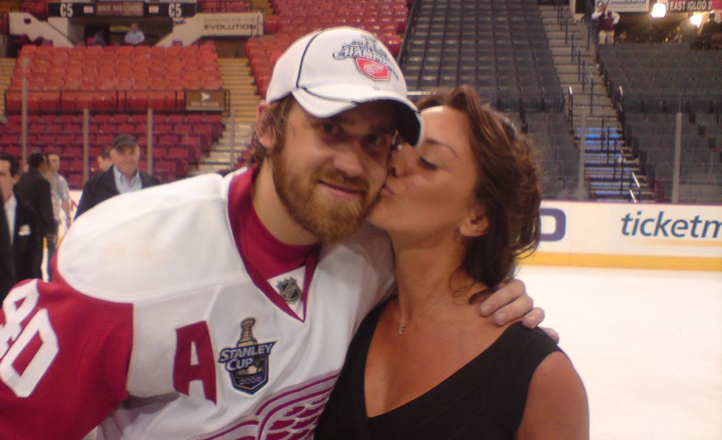 Henrik och Emma Zetterberg på isen efter Stanley Cup-titeln 2008.
