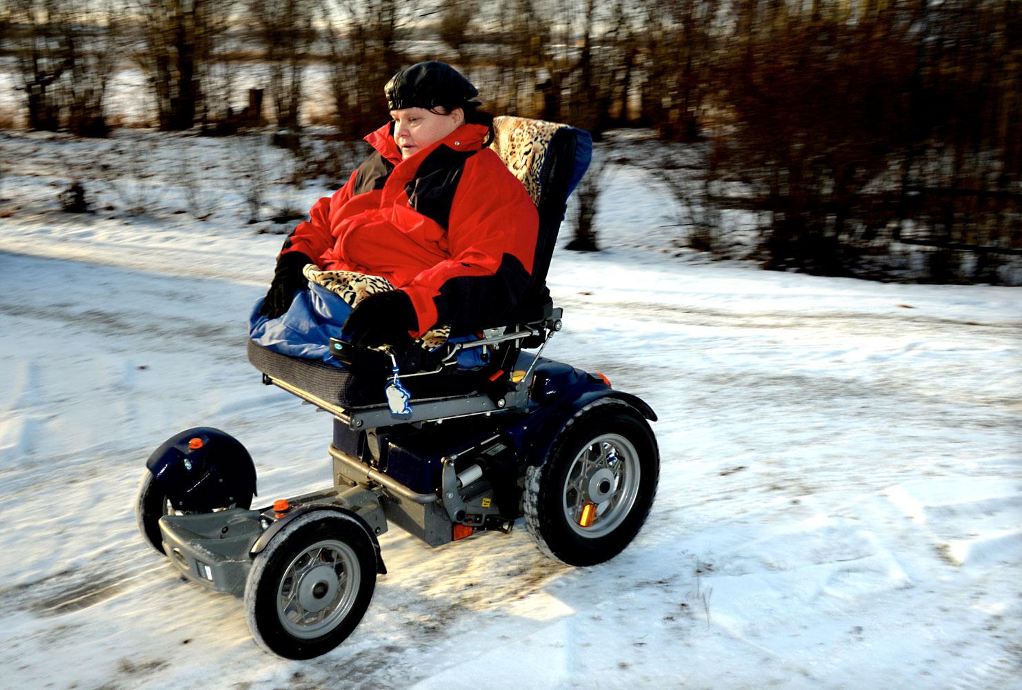Används för lite. Mona Landgren använder sin rullstol för lite enligt Region Skåne – nu blir hon av med den.