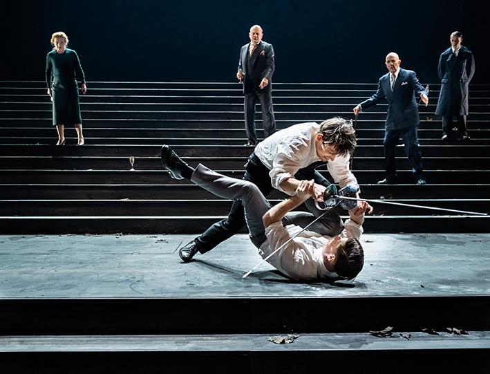 Adam Lundgrens Hamlet fäktas med David Books Laertes i ”Hamlet” på Dramaten.
