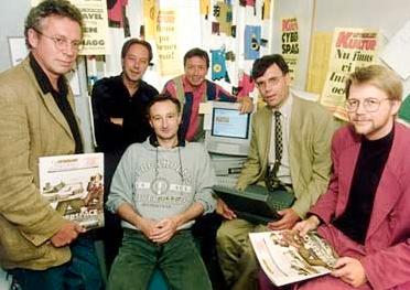 Den 25 augusti 1994 föddes aftonbladet.se. Här är gänget som gjorde det: (fr v) Håkan Jaensson och Anders Paulrud från Aftonbladets kulturredaktion, Mark Comerford från JMK, Bo Hedin från Aftonbladet, Aftonbladets vd Gunnar Strömblad och Thorbjörn Lindskog, JMK. Alla trängde de in sig i Mark Comerfords stekheta arbetsrum på JMK för att närvara när den första sajten lades ut.