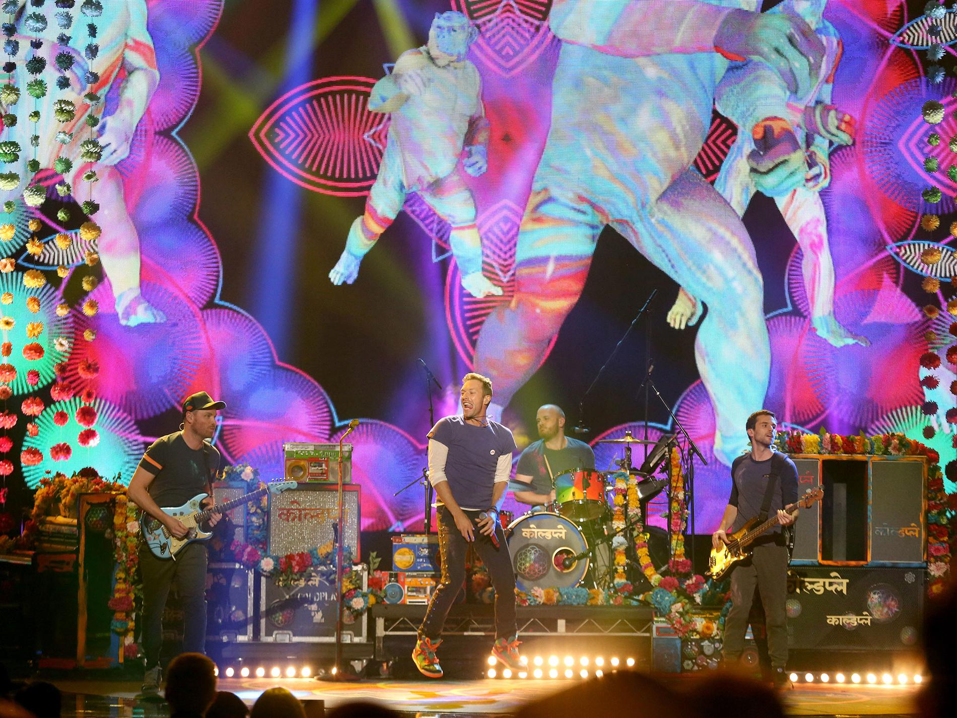Coldplay spelar på American music awards 2015. Från vänster Jonny Buckland, Chris Martin, Will Champion och Guy Berryman.