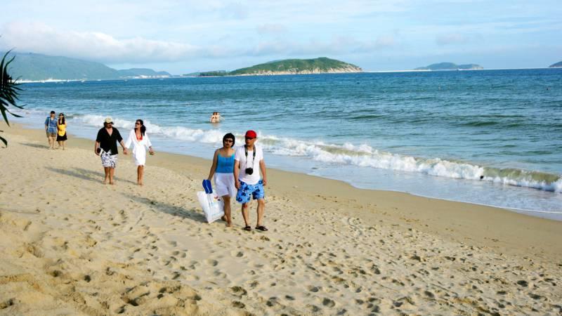 Romantiken flödar på stranden i Yalong Bay, den lite mer exklusiva turistorten på Hainan.