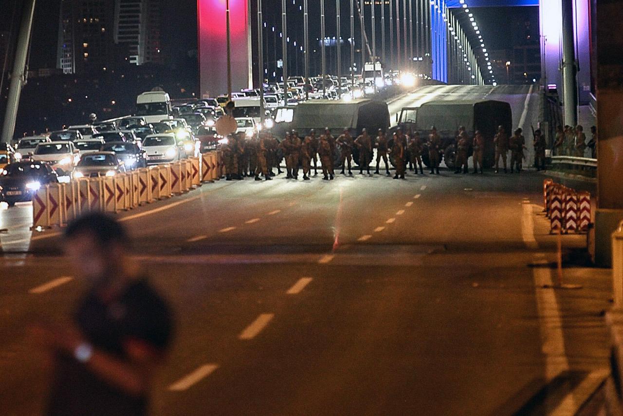 Militären blockerar broarna i Istanbul.