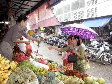 I Kawthaung, i södra Burma, är hela hamnen en stor marknad. På gatan finns allehanda frukter och kryddor att köpa.