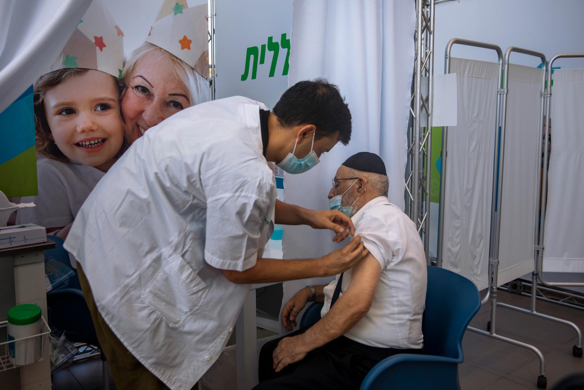 En man får en tredje dos av Pfizer-Biontechs covid-19-vaccin i Israel tidigare i augusti.