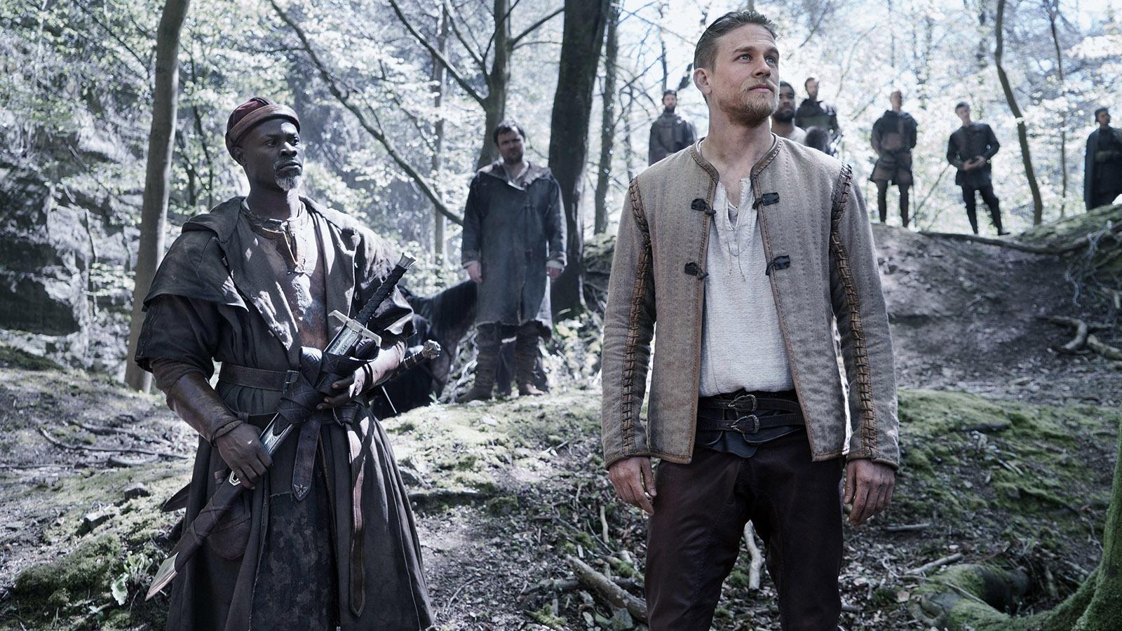 Charlie Hunnam och Djimon Hounsou i ”King Arthur: Legend of the sword”.