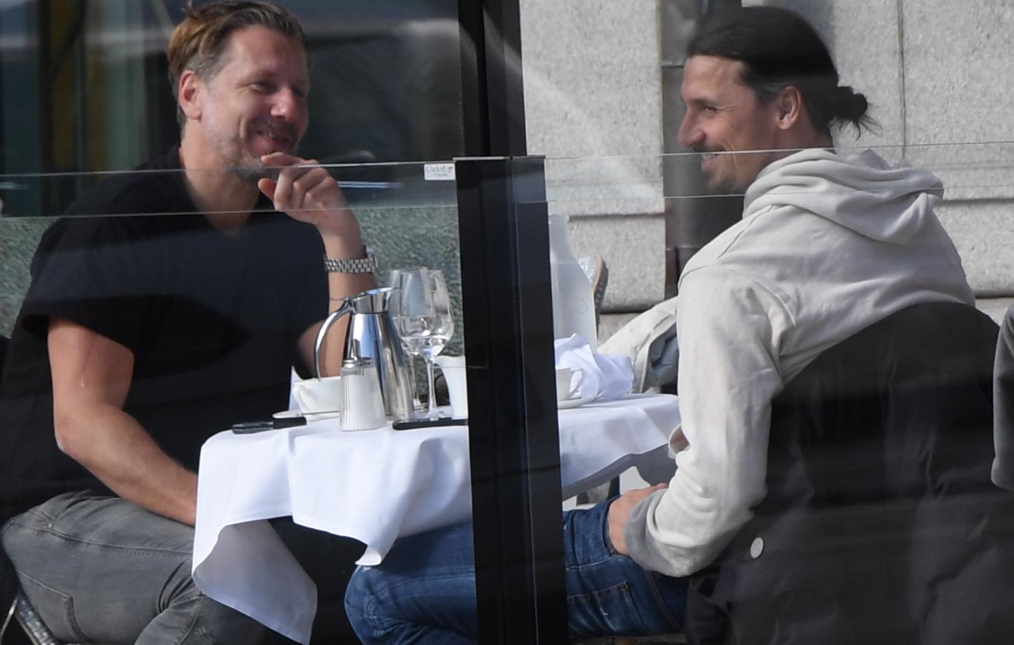 Jesper Jansson och Zlatan Ibrahimovic på Hotel Diplomats uteservering i centrala Stockholm. 