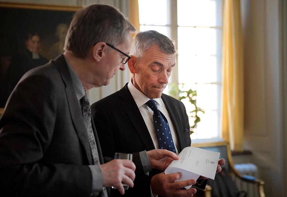 Anders Olsson, Svenska akademiens tf ständige sekreterare och juristen Eric M Runesson, invald som ny ledamot i Svenska Akademien.