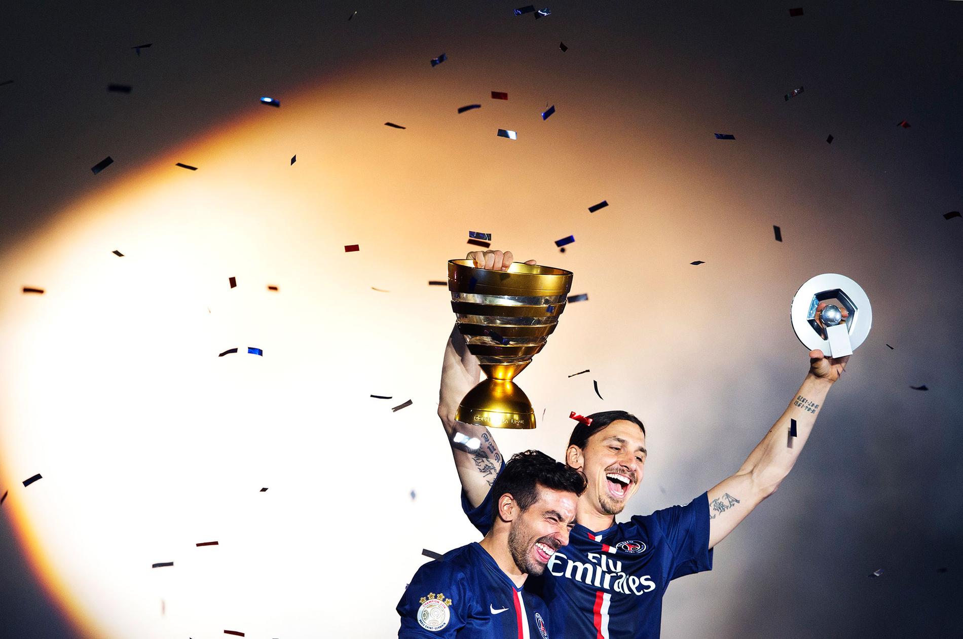 Ezequiel Lavezzi och Zlatan Ibrahimovic firar förra säsongens titel.