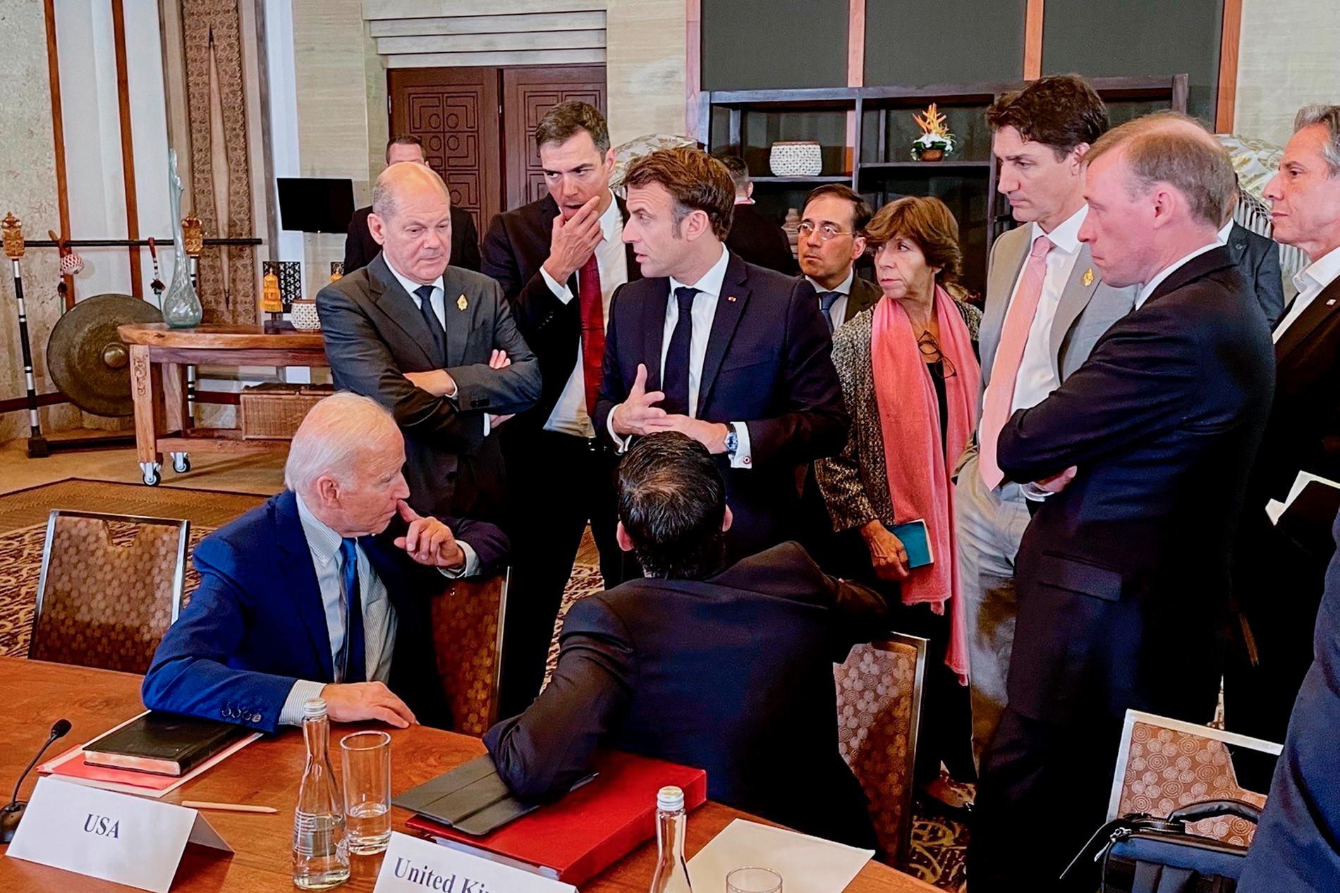 Bland andra USA:s president  Biden, Tysklands förbundskansler  Scholtz, Spaniens premiärminister Sanchez, Frankrikes president Macron, Storbritanniens premiärminister Sunak,  Kanadas premiärminister Trudeau och USA:s utrikesminister Blinken diskuterar den nedfallna roboten under G20-mötet i Nasu Dua,  Indonesien. 