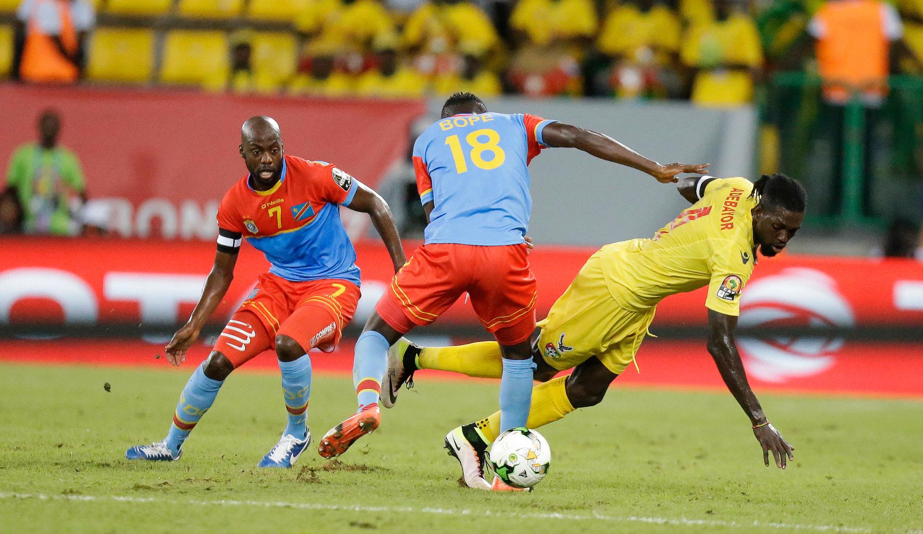 Kongos Yousuf Mulumbu och Merveille Bokadi Bope i duell med Togos Emmanuel Adebayor.