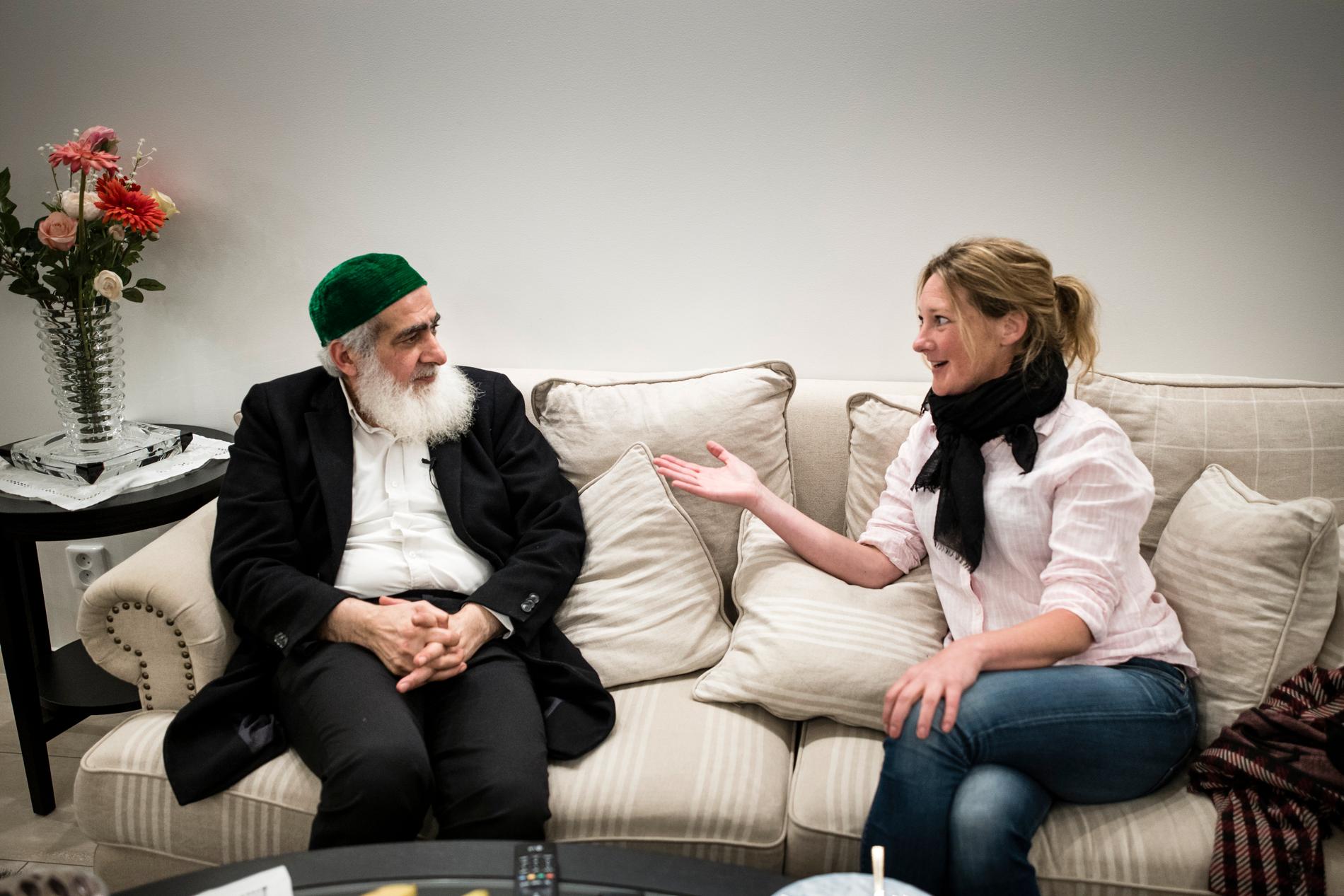 Johanna Bäckström Lärneby intervjuar Hashem Ali Khan under arbetet med det reportage som utgör grunden till boken ”Familjen”.