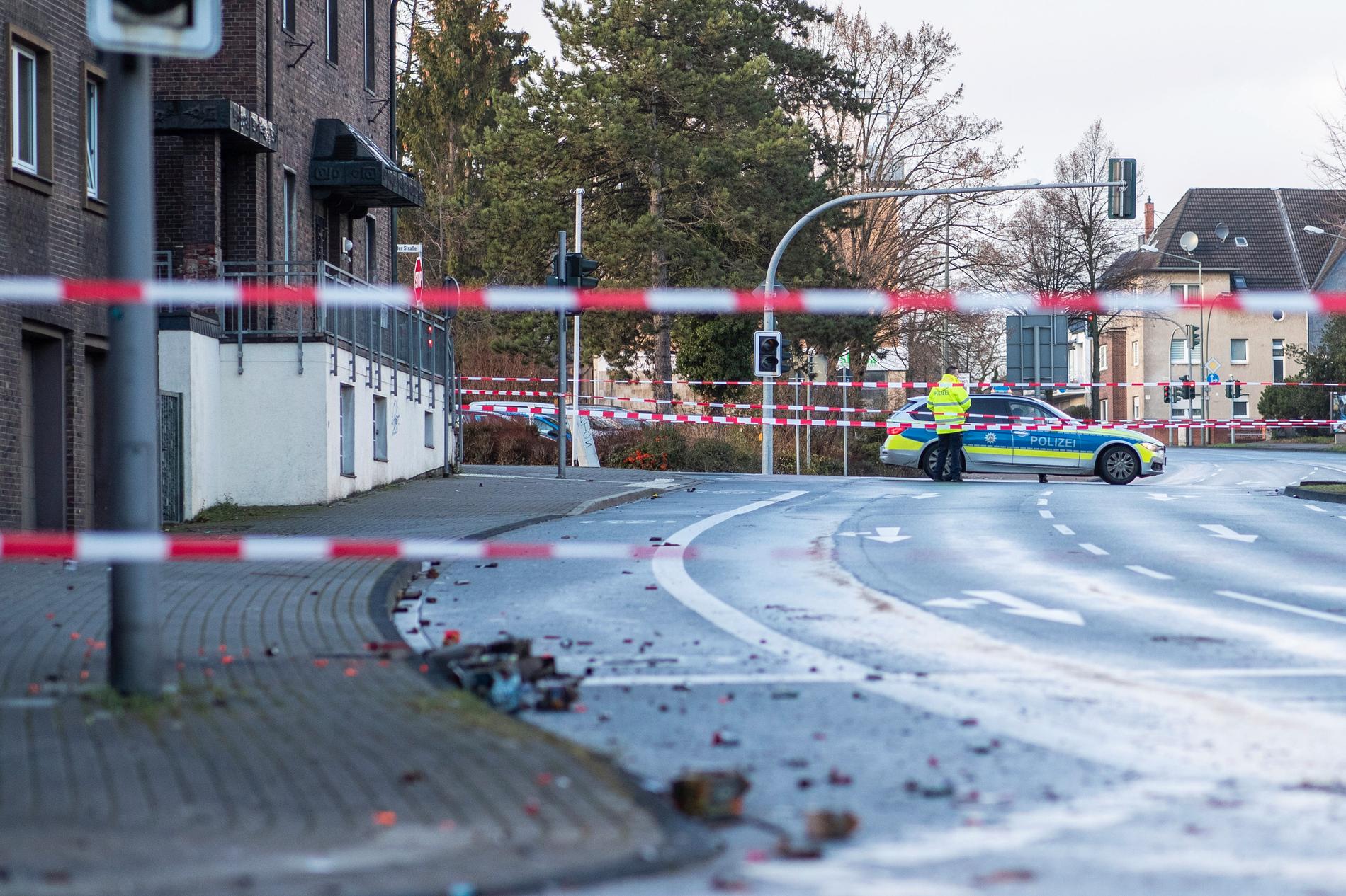 Polisavspärrningar vid en gata i Bottrop på nyårsdagen, morgonen efter bilattacken som misstänks ha varit riktad mot nyårsfirande utlänningar.