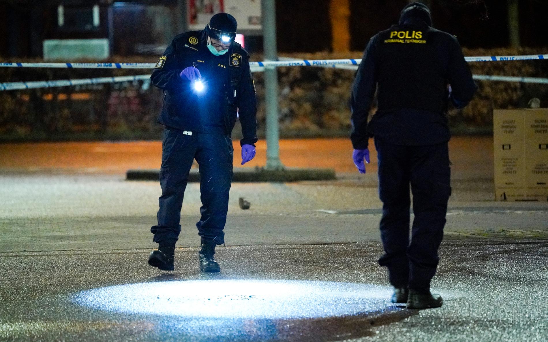 Polisens kriminaltekniker arbetar innanför avspärrningarna på en butiksparkering på i Helsingborg efter att en man hittats med stickskador på onsdagskvällen.