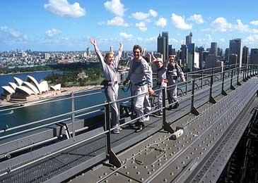 En knapp tusenlapp kostar det att klättra upp för Sydney Harbour Bridge. Det är ingen risk att ramla ner, alla klättrare sitter fast i bron med selar och rep.