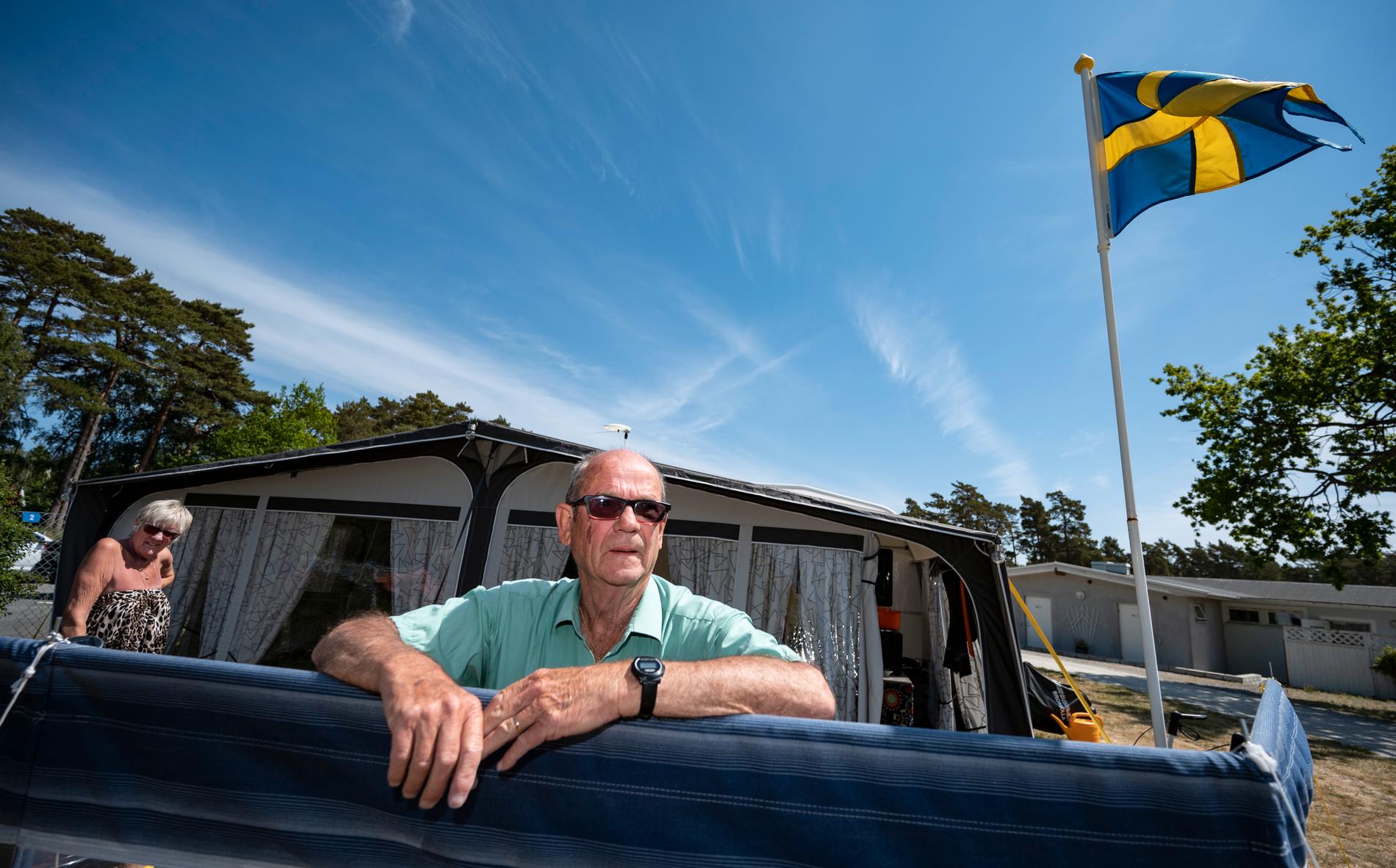 "Vi vill inte ha ner det här skitet här", säger Ingmar Mårtensson om coronasmittan. Både han och hustrun Gulle tillhör riskgrupperna.