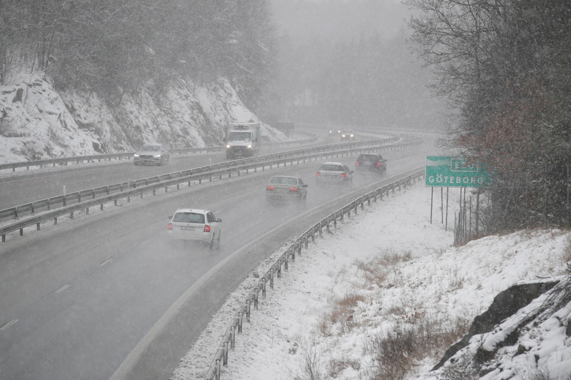  Snöfallet orsakar problem på vägarna i Västsverige.