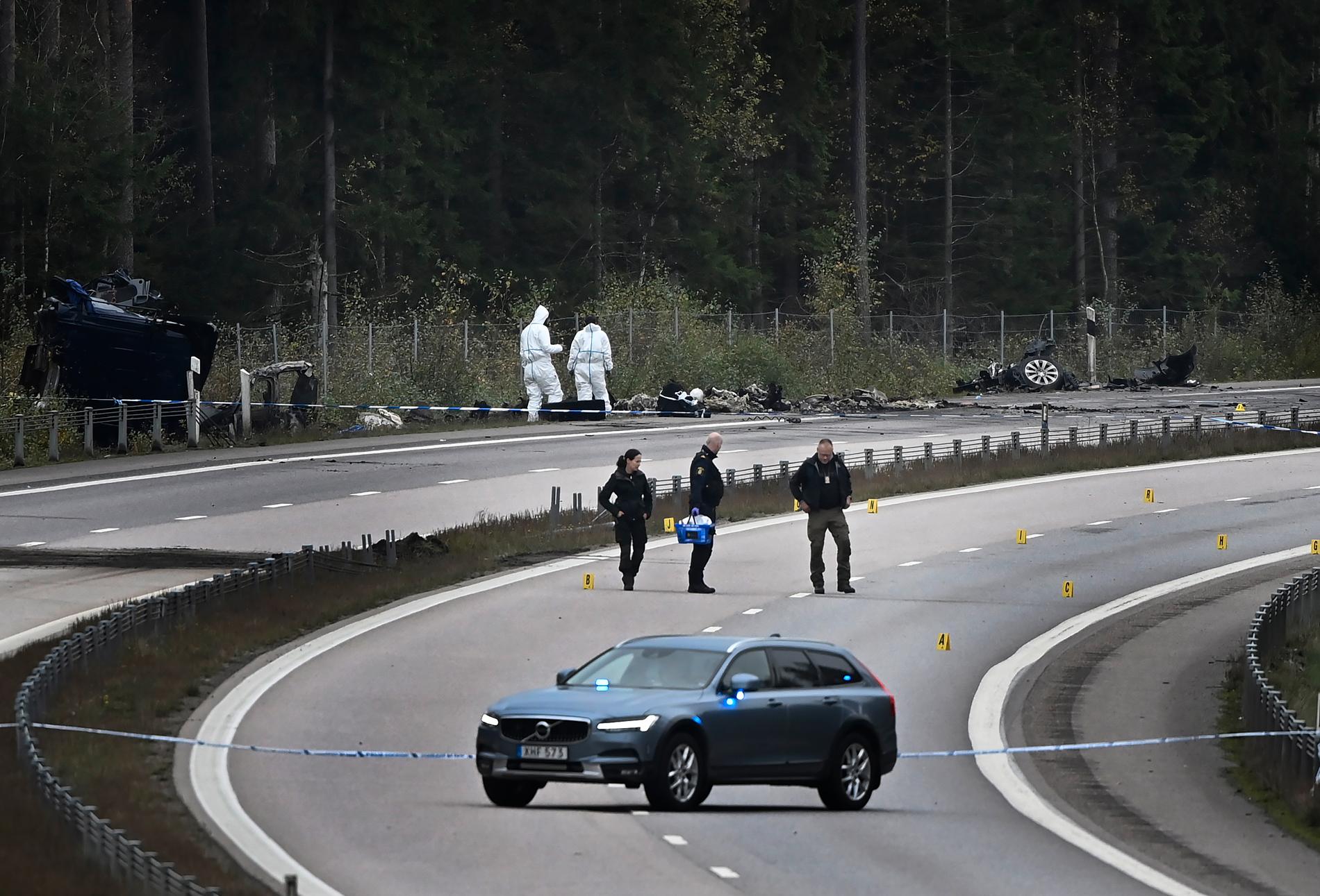 Lars Vilks och hans två livvakter dog när de krockade med en lastbil på E4:an i Markaryd. Polisens tekniker undersöker olycksplatsen.
