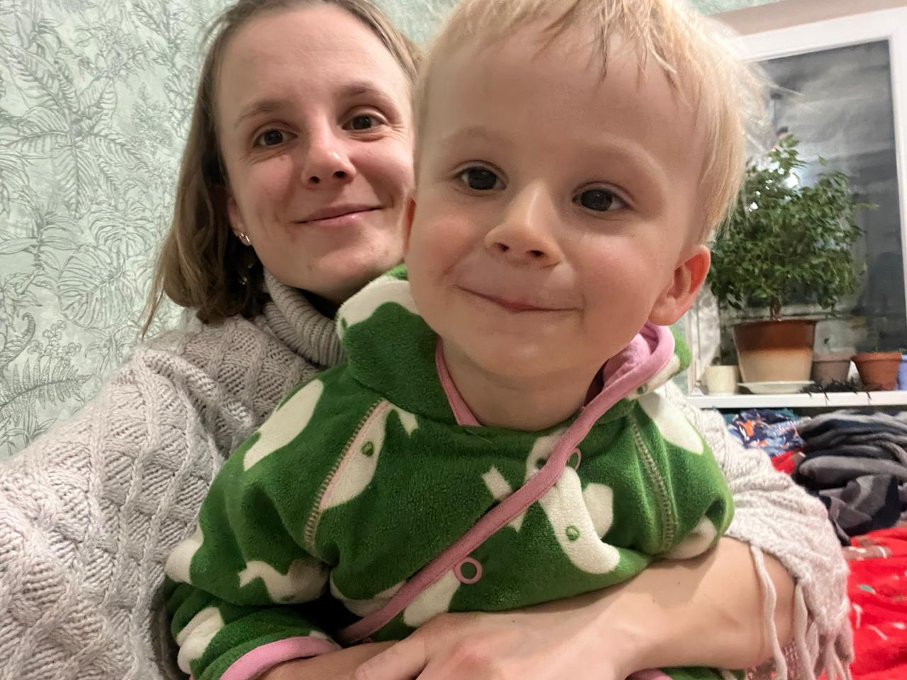 Nina Kalasjnik och hennes son Aaron lämnade Ukraina vid Rysslands stora invasion, men kom hem till sin make i Kiev för nästan ett år sedan.
