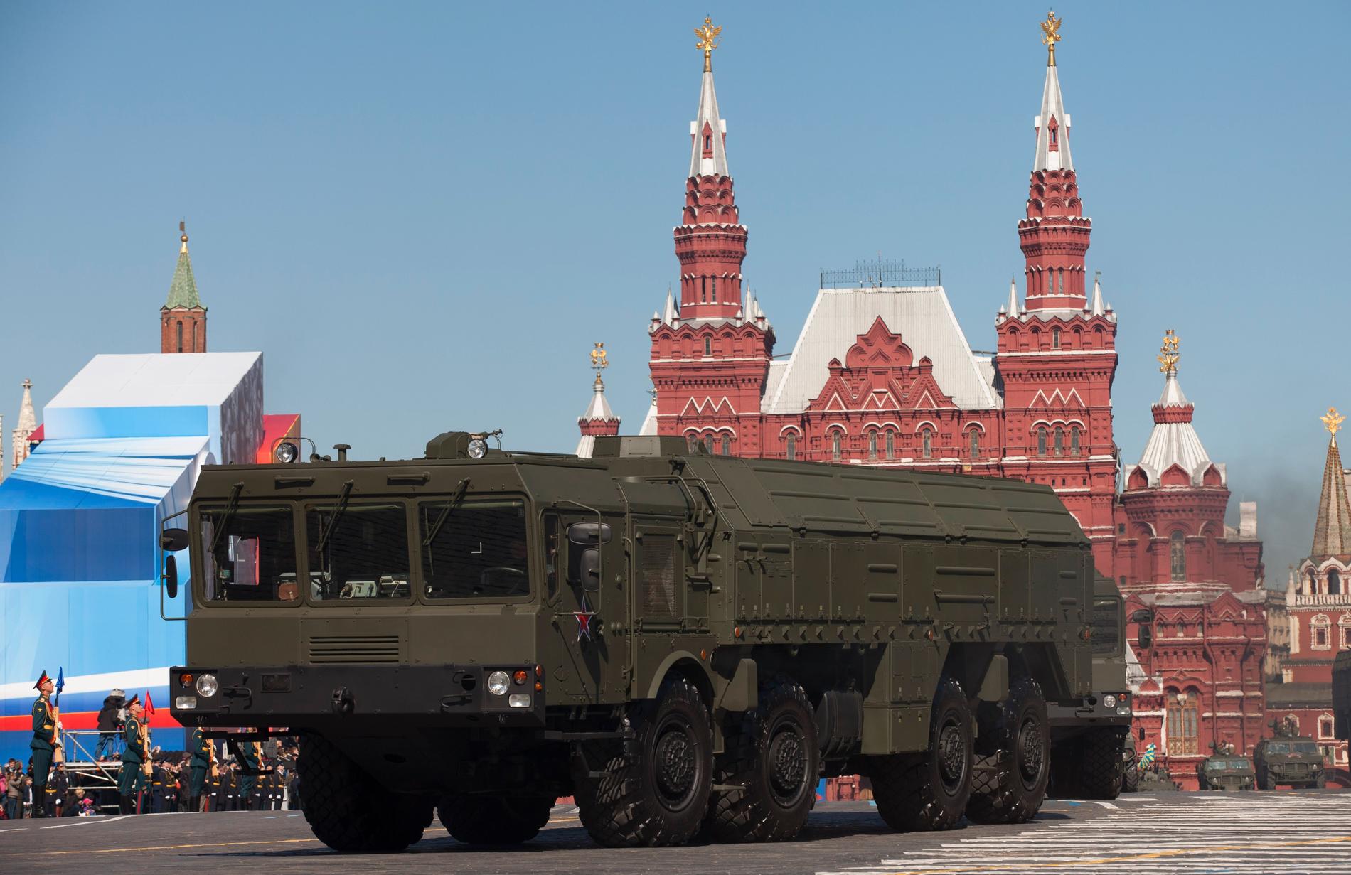 Det militära fordon som Iskander kan avfyras från under en övning på Röda torget i Moskva.