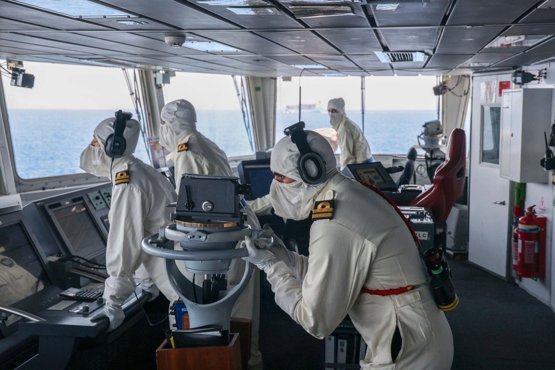 Besättningen på ett brittiskt fartyg efter att ha skjutit ned en huthirobot tidigare i veckan.