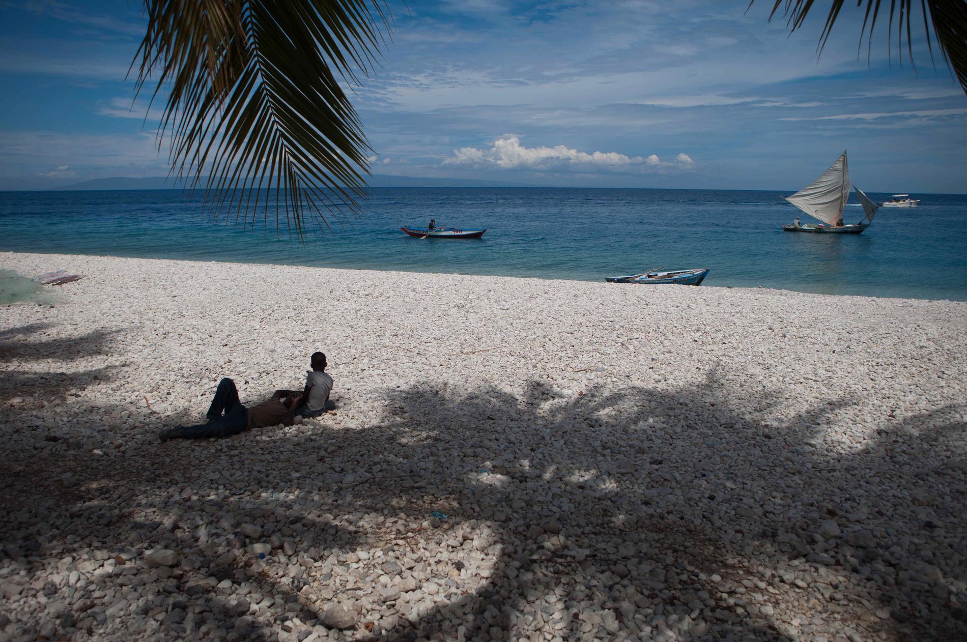 En strand utanför Port-au-Prince i Haiti. Liksom övriga Karibien har landet vacker natur, men säkerhetsläget gör att relativt få vågar besöka landet.