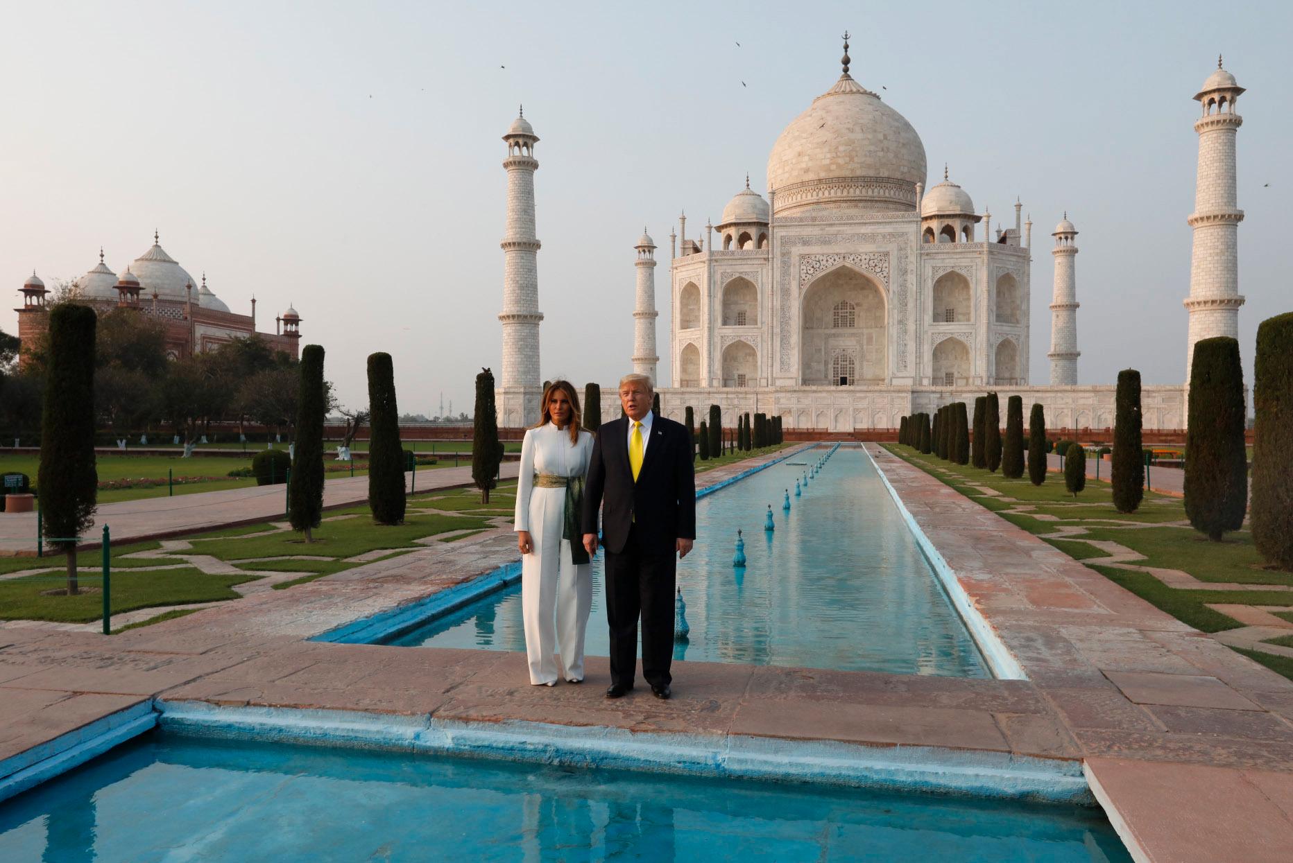 Trump och USA:s första dam Melania Trump besöker Taj Mahal under sin Indienresa.