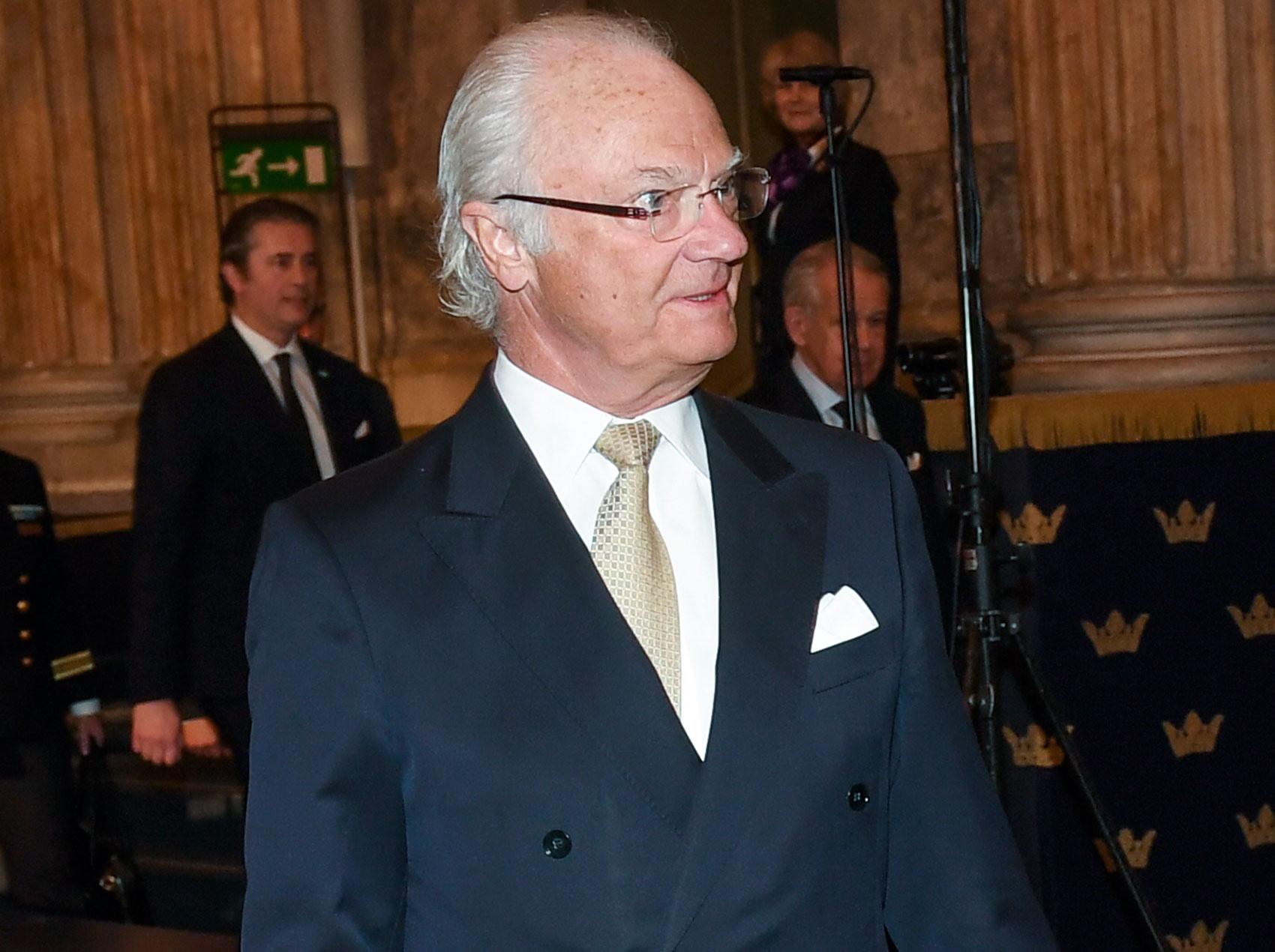 Kung Carl Gustaf  anländer till  jubileumskonsert "Klingande akademi – Bernadotterna och musiken" på torsdagskvällen.