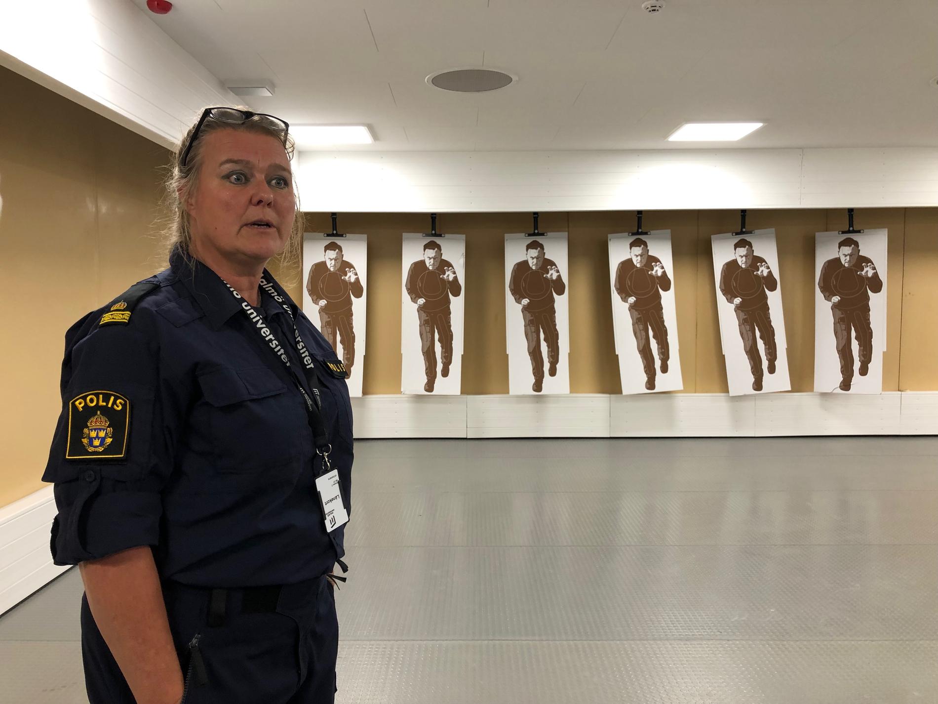 Linda Bondesson, lärare på polisprogrammet, visar upp den nya skjutbanan.