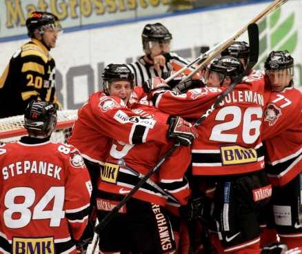 elitserien nästa? Malmöspelarna kramar om målvakten Corey Hirsch efter segern mot Skellefteå.