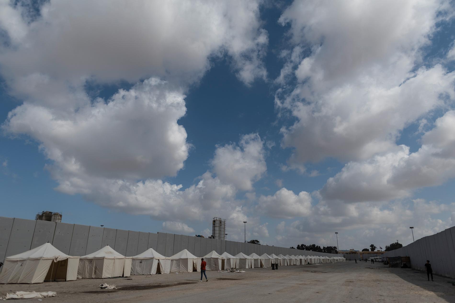 Det humanitära läget är akut i Gaza och hjälparbetare har slagit upp tält vid gränsen mellan Egypten och Rafah i södra Gaza i väntan på att släppas in över den stängda gränsen.