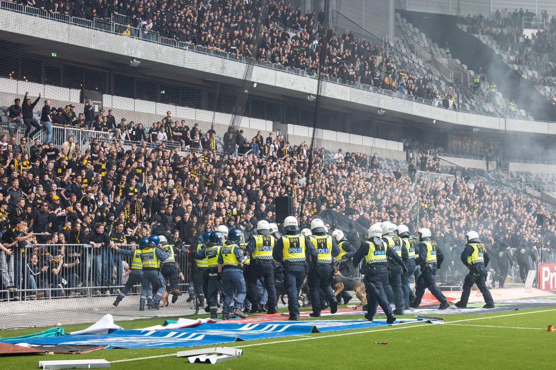 Det utbröt bråk vid AIK:s klack under derbyt mot Djurgården. 