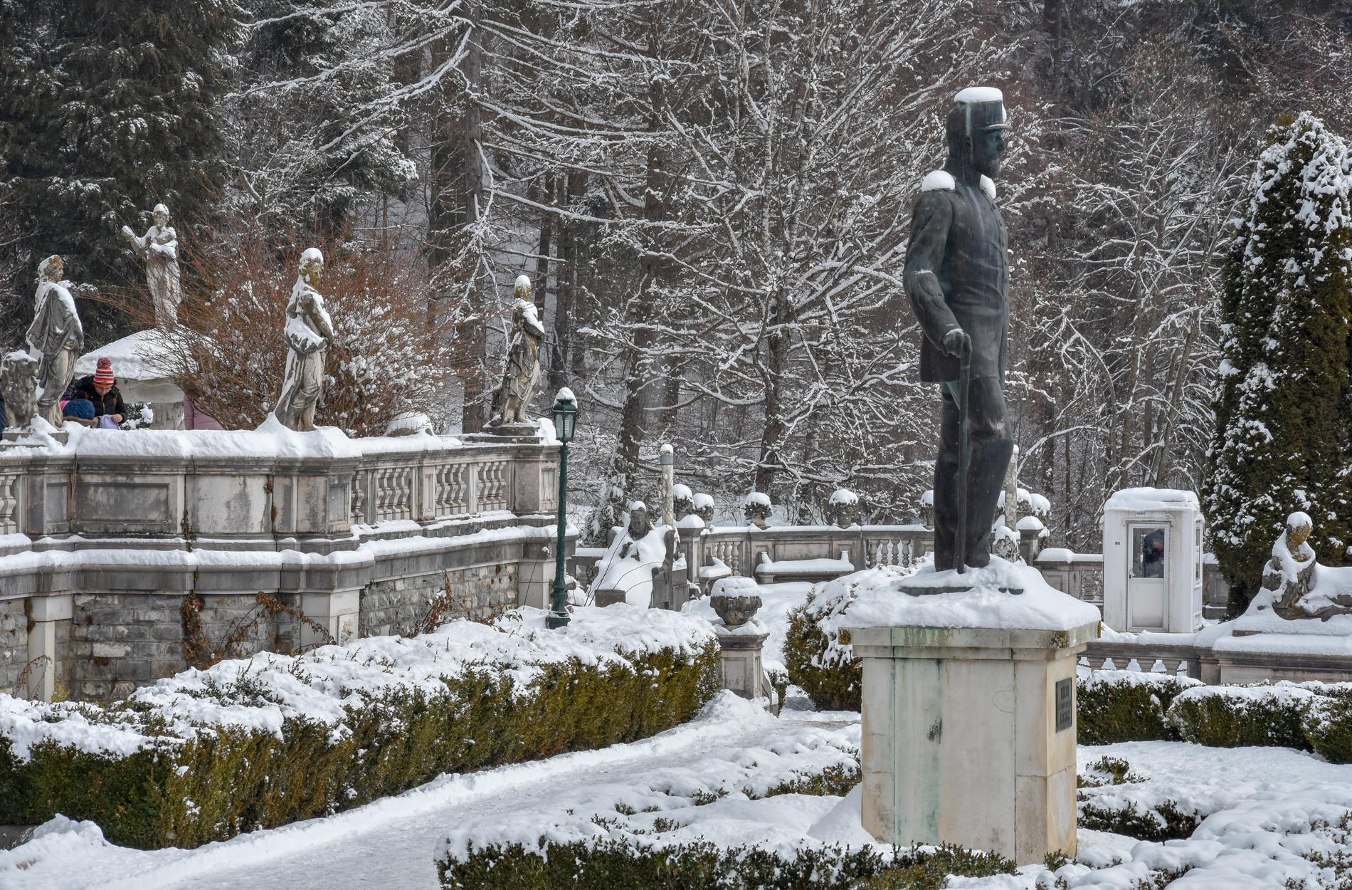 I snön framför det vackra Peles-slottet i Rumänien står ex-kung Carol (1839-1941) som staty och blickar ut över Prahova-dalen.