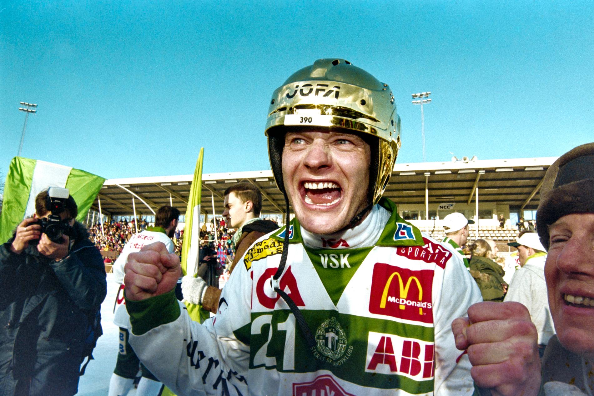 Ola Fredricson firar SM-guldet 1998.