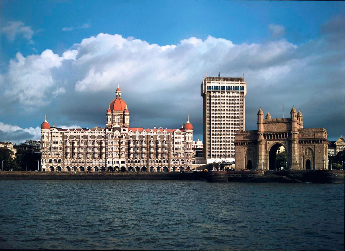 TAJ MAHAL PALACE, BOMBAY, INDIEN The Taj Mahal Palace är ett landmärke i Bombays hamn och inhyste den första licensierade baren i staden. Här har rader av brittiska kungligheter bott, som prinsen av Wales, hertigen av Edinburgh, hertigen och hertiginnan av Kent och prinsessan Eugenie.
Hotellets mest imponerande svit är presidentsviten på 5000 kvadratmeter med makrana-marmorgolv och guldbladsmålningar. Dubbelrum på hotellet från cirka 1600 kr/natt.