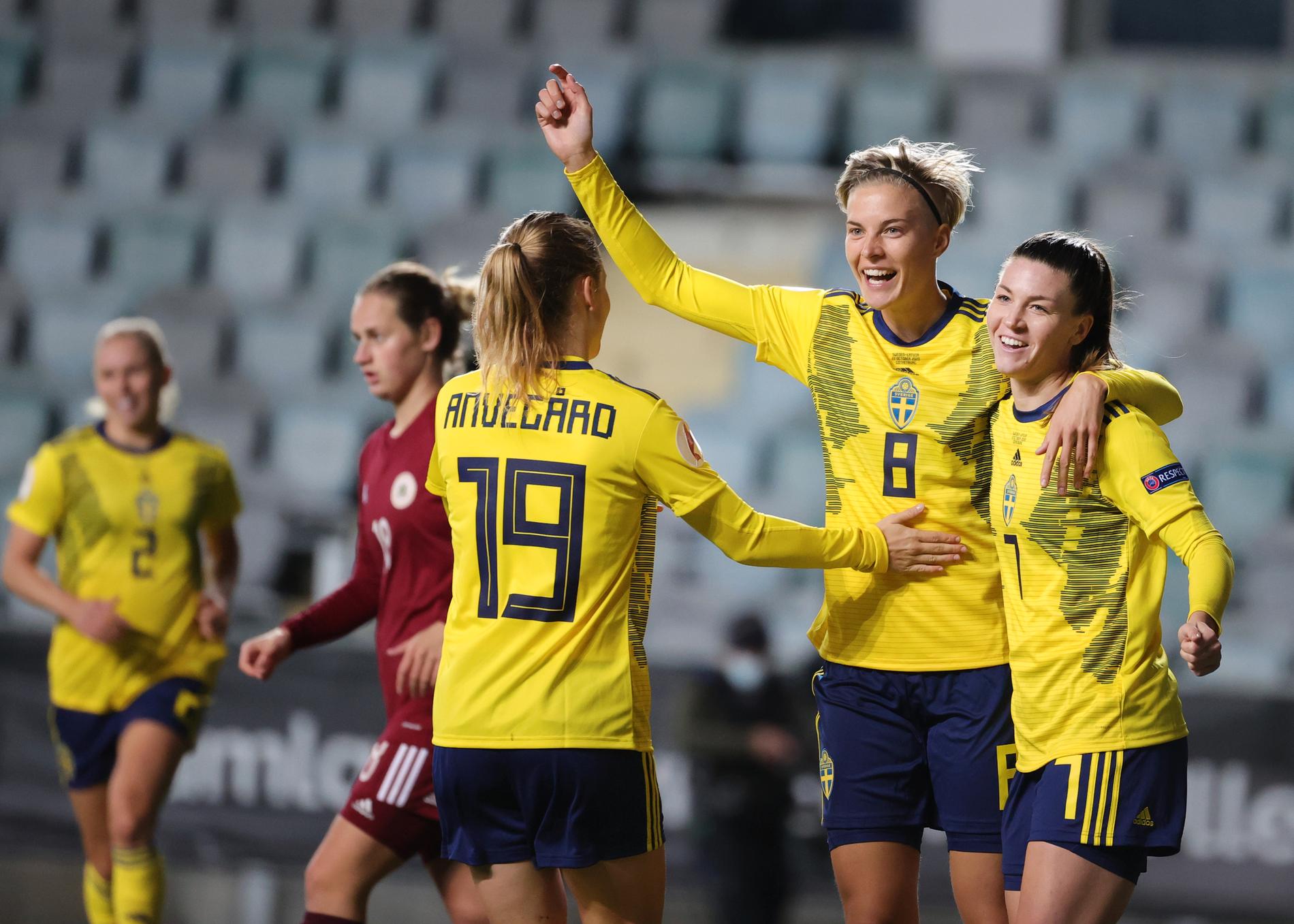 Anna Anvegård, Lina Hurtig och Pauline Hammarlund firar Hurtigs 1-0-mål efter bara 51 sekunder av torsdagens EM-kvalmatch mot Lettland.
