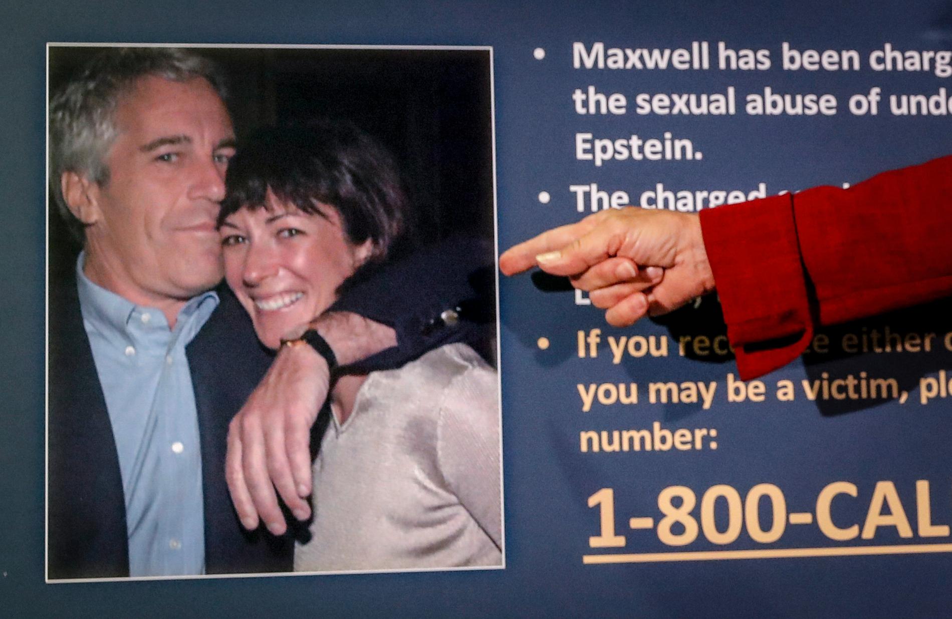Åklagaren Audrey Strauss, pekar mot ett foto på Jeffrey Epstein och Ghislaine Maxwell under en pressträff 2020 när åtalspunkterna mot Maxwell presenterades.