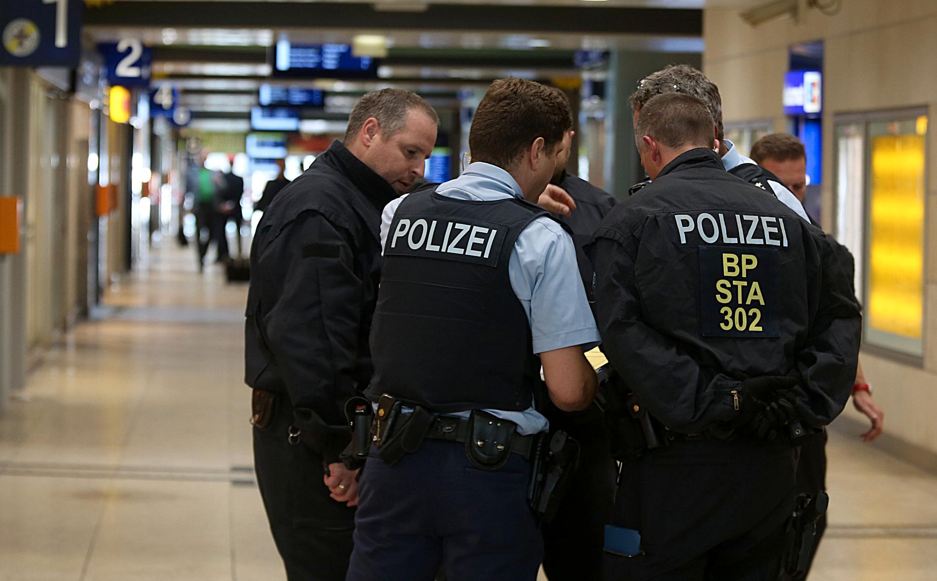 Centralstationen i Köln i Tyskland har evakuerats av polis efter ett misstänkt gisslandrama.