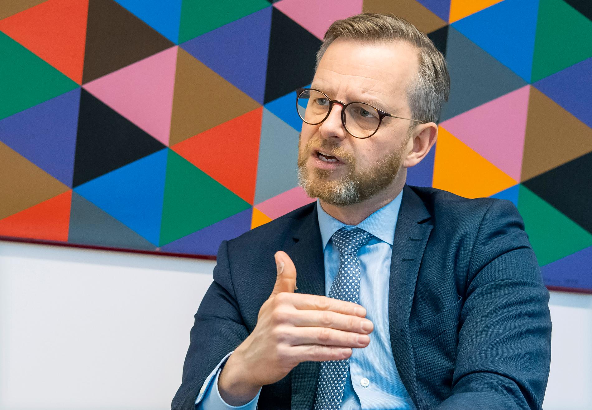 Inrikesminister Mikael Damberg intervjuas av TT Nyhetsbyrån.