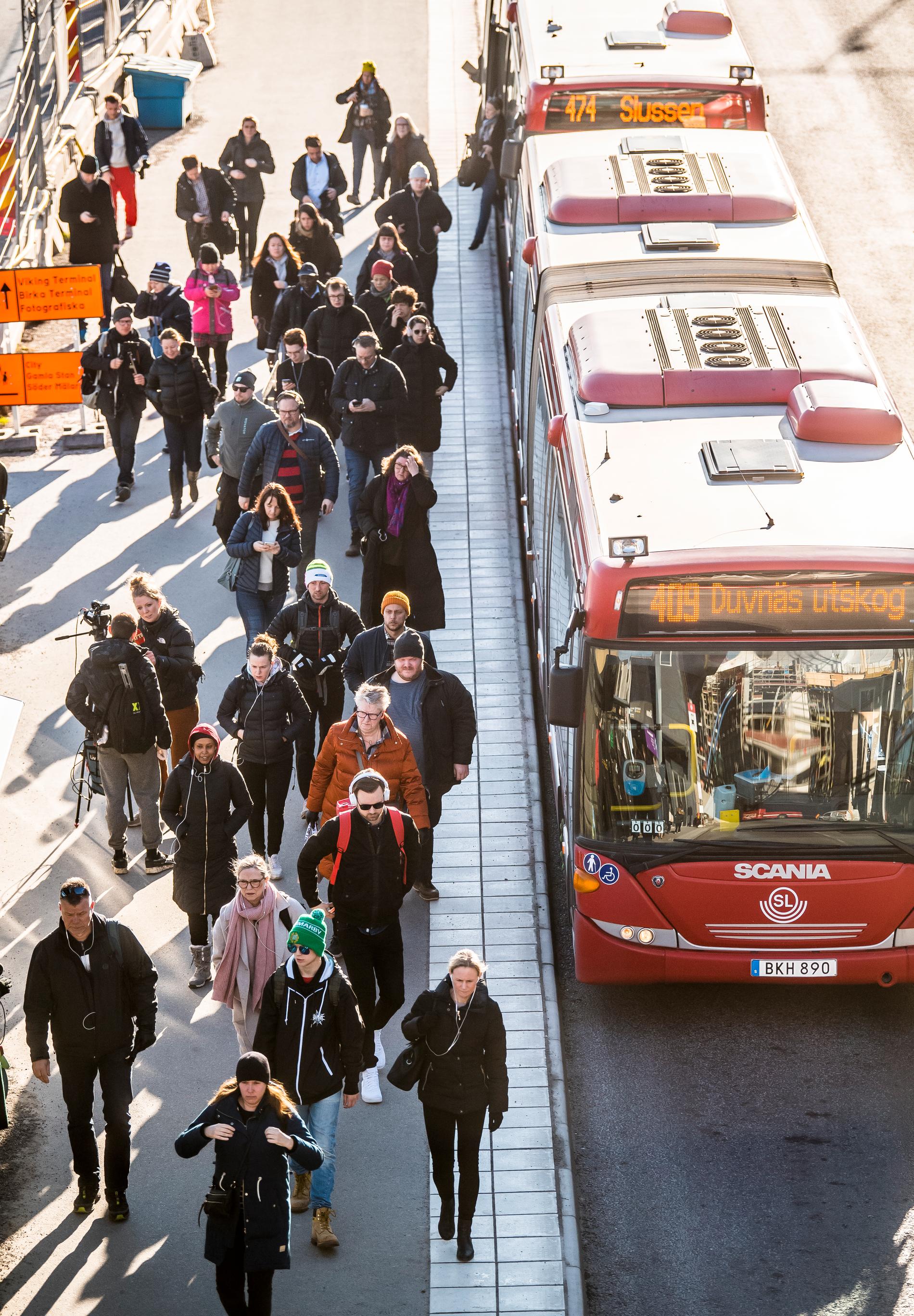  Trots restriktionerna rör sig många svenskar i kollektivtrafiken, utan munskydd.