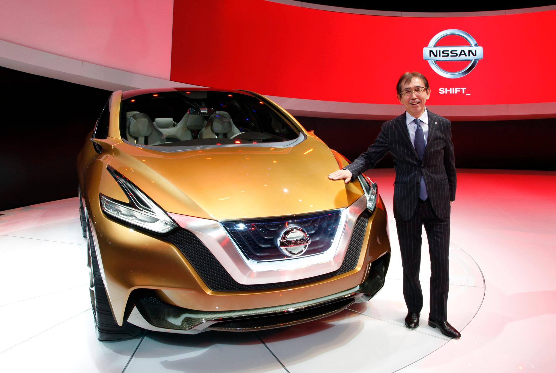 Nissans kreativa chef Shiro Nakamura med en Nissan Resonance.