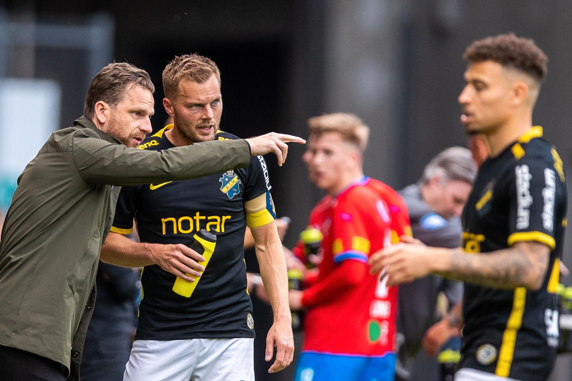 AIK:s Sebastian Larsson i samtal med tränaren Bartosz Grzelak. 