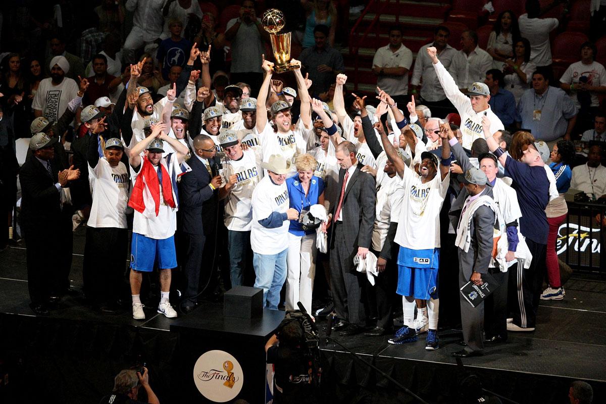 Dallas Mavericks firar klubbens första NBA-titel.