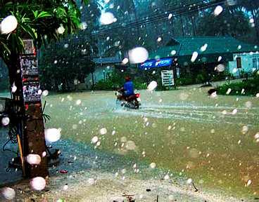 Kraftiga monsunregn har drabbat Koh Samui.