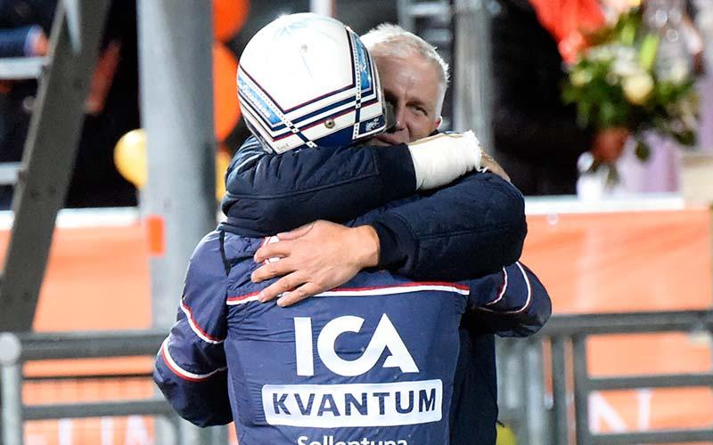 Pappa Jim Oscarsson kramar sonen Kevin Oscarsson efter succékvällen på Solvalla