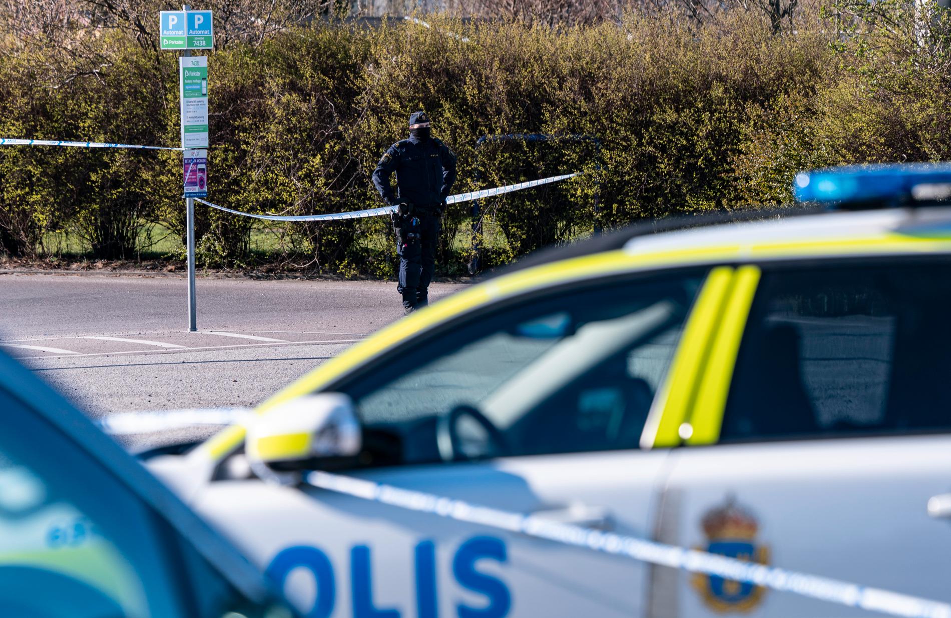 Polis och avspärrningar kring Ärtholmens koloniområde i Malmö efter att en person hittats död i slutet av april. Arkivbild.
