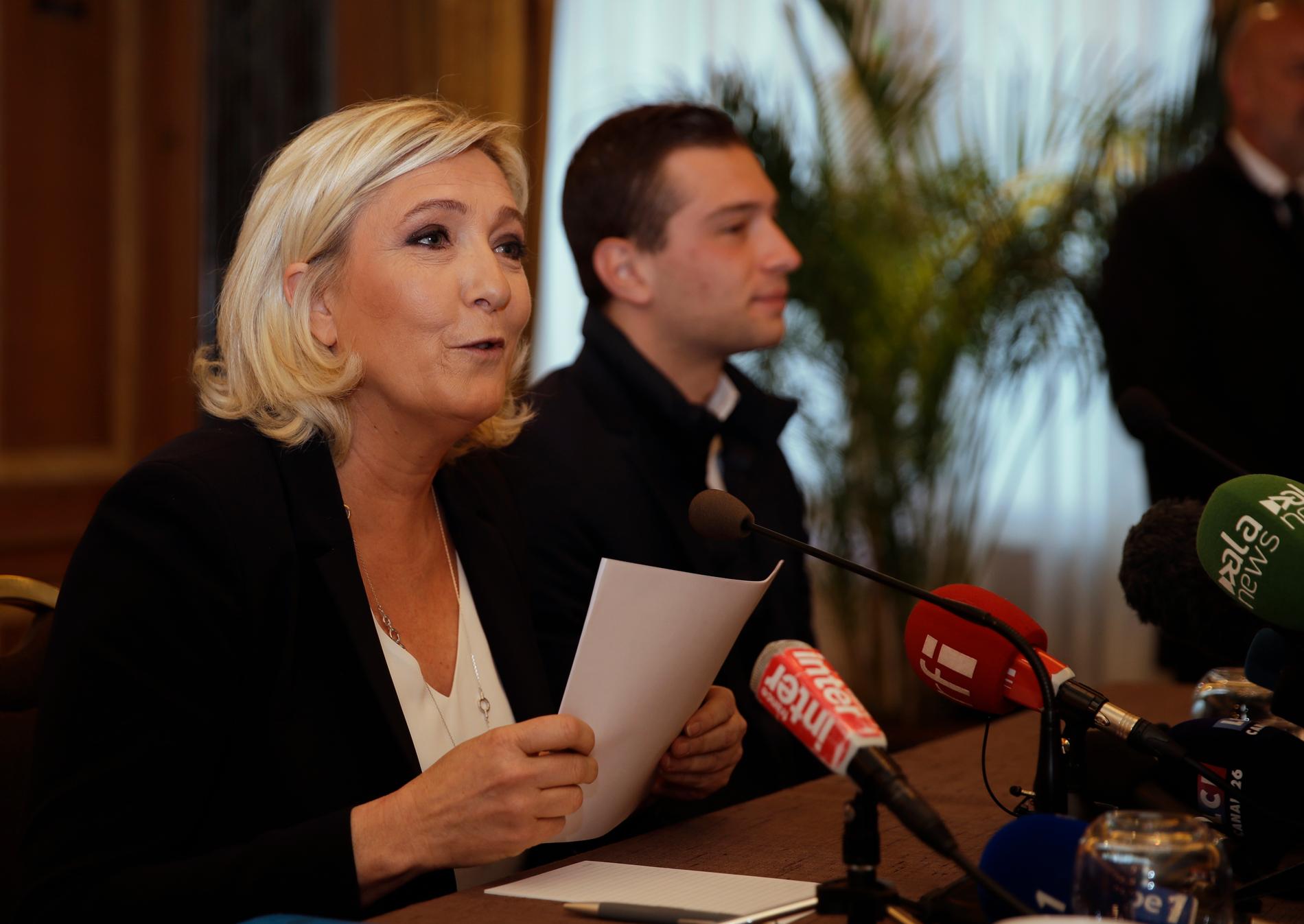 Nationell samlings partiledare Marine Le Pen på kampanjmöte i italienska Milano med partiets toppkandidat i EU-valet, Jordan Bardella. Arkivfoto.