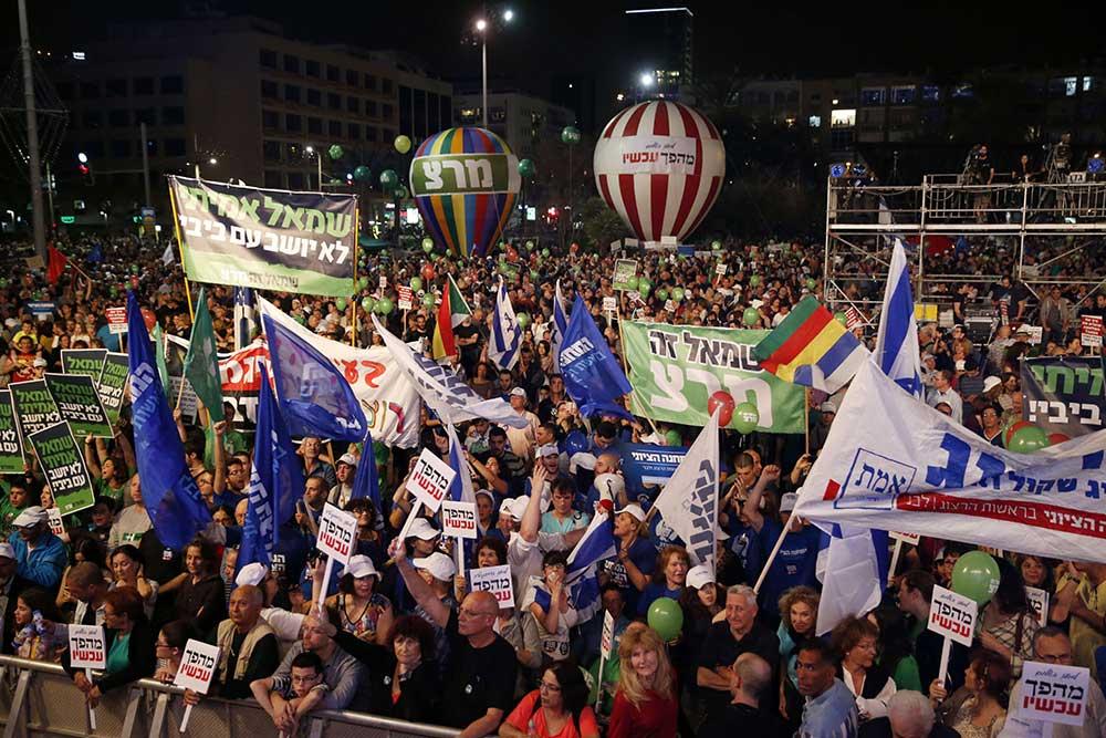 Tusentals slöt upp vid mötet i Tel Aviv