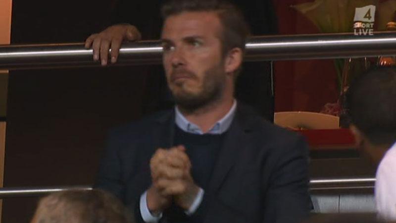 David Beckham, som får följa matchen från läktaren efter en tveksam utvisning i förra ligamatchen, tycks också smått chockad över utvisningen.
