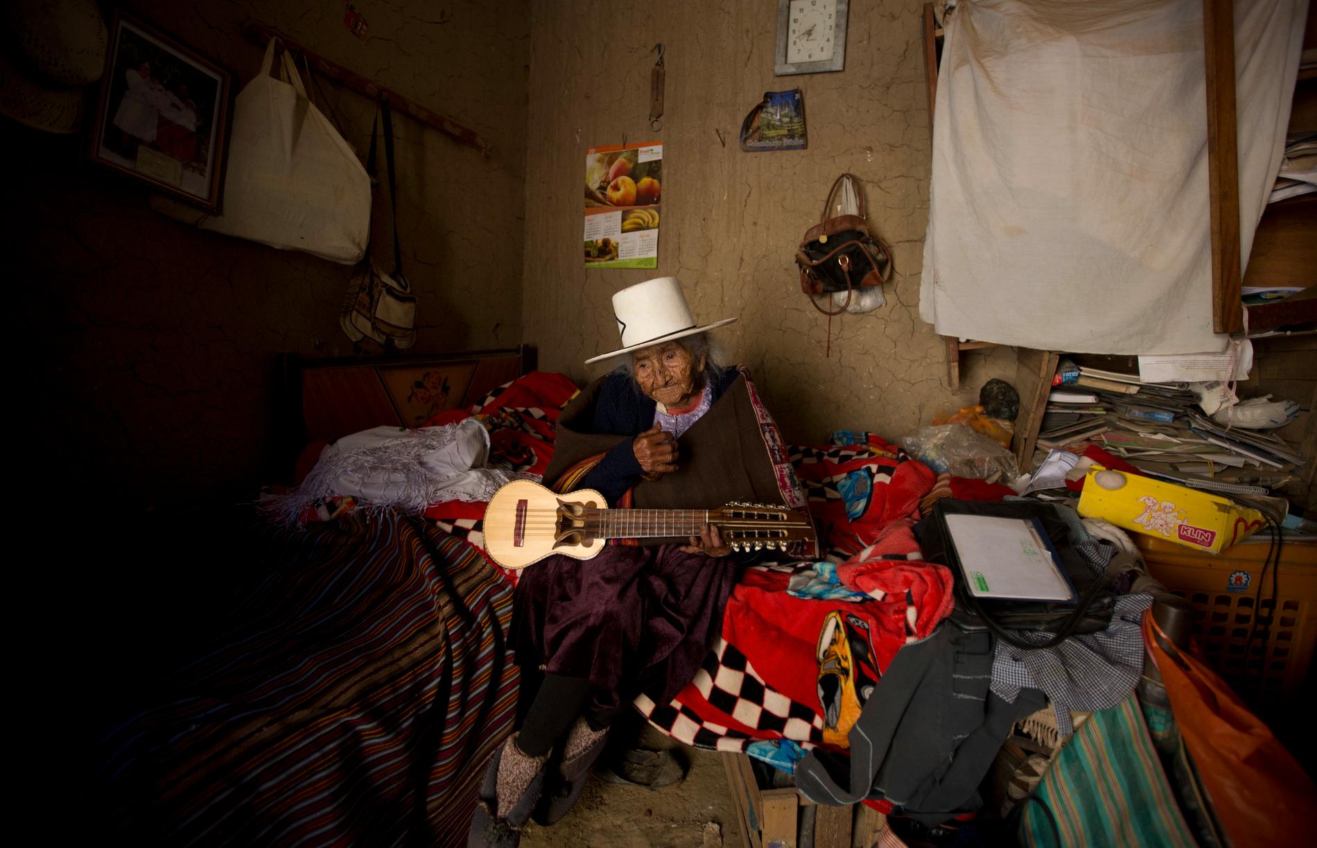 Flores spelade på sin charango – en typ av andinsk gitarr – för gästerna på födelsedagsfesten. Bilden är från den 23 augusti i år.